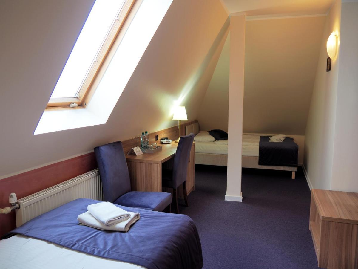 Hotel Awis Kutno Esterno foto