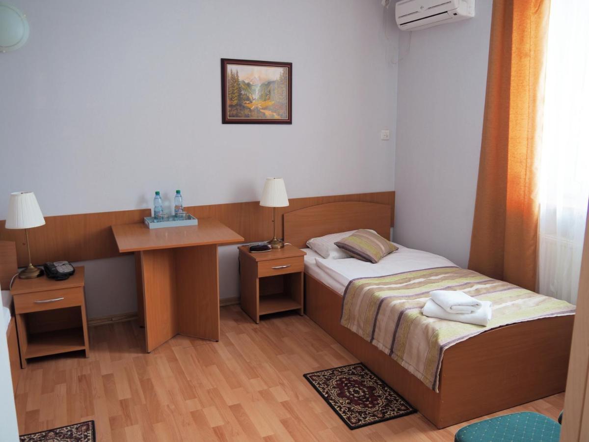 Hotel Awis Kutno Esterno foto