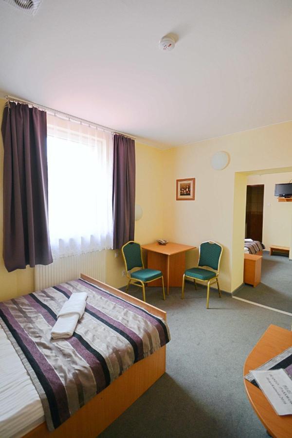 Hotel Awis Kutno Esterno foto